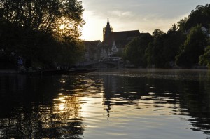 Der Neckar, der Neckarmüller, Neckarbrücke und die Stiftskirche sind zu sehen