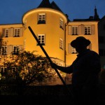 Sakis als Schattenfigur vor dem Hölderlinturm bei Nacht