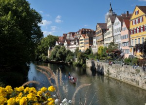 Neckarmauer von der Neckarbrücke aus fotografiert