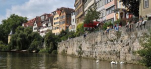 Historische Tübinger Stadtmauer am Neckar vom Stocherkahn aus gesehen.